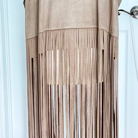 VEST, FAUX SUEDE, BEIGE, SZ ONE SIZE PLUS, LONG BOTTOM FRINGE, MARK LABEL, NEW, - Picture 9 of 10